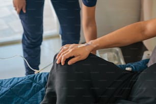 une femme se faisant examiner la jambe par un médecin