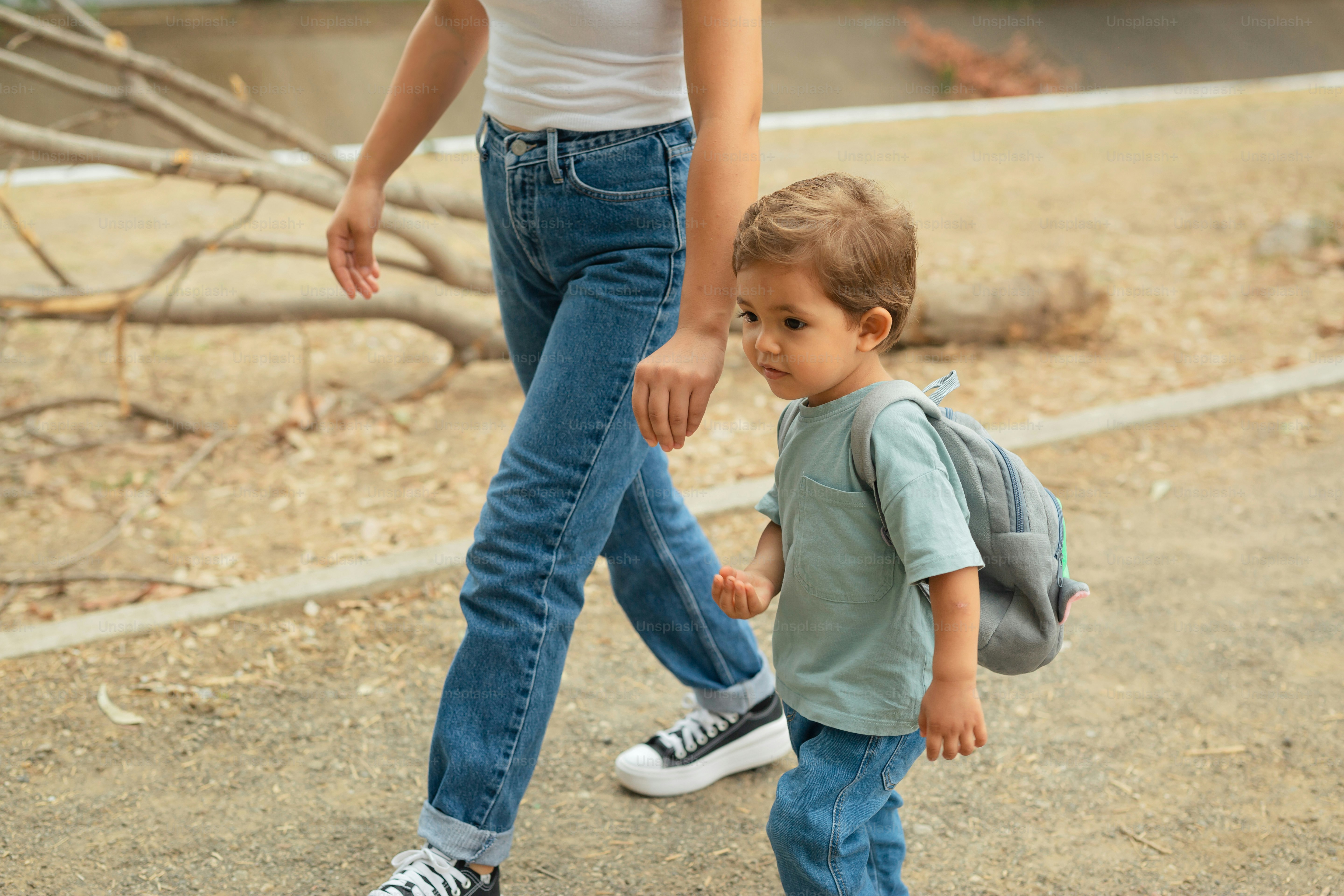 Une femme et un petit enfant marchant ensemble