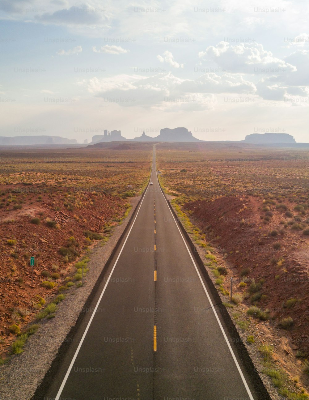 Eine leere Autobahn mitten in der Wüste