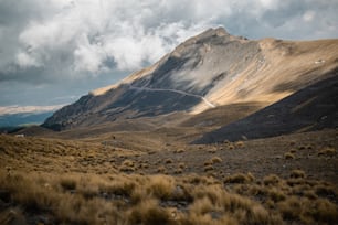 Blick auf eine Bergkette mit Wolken am Himmel