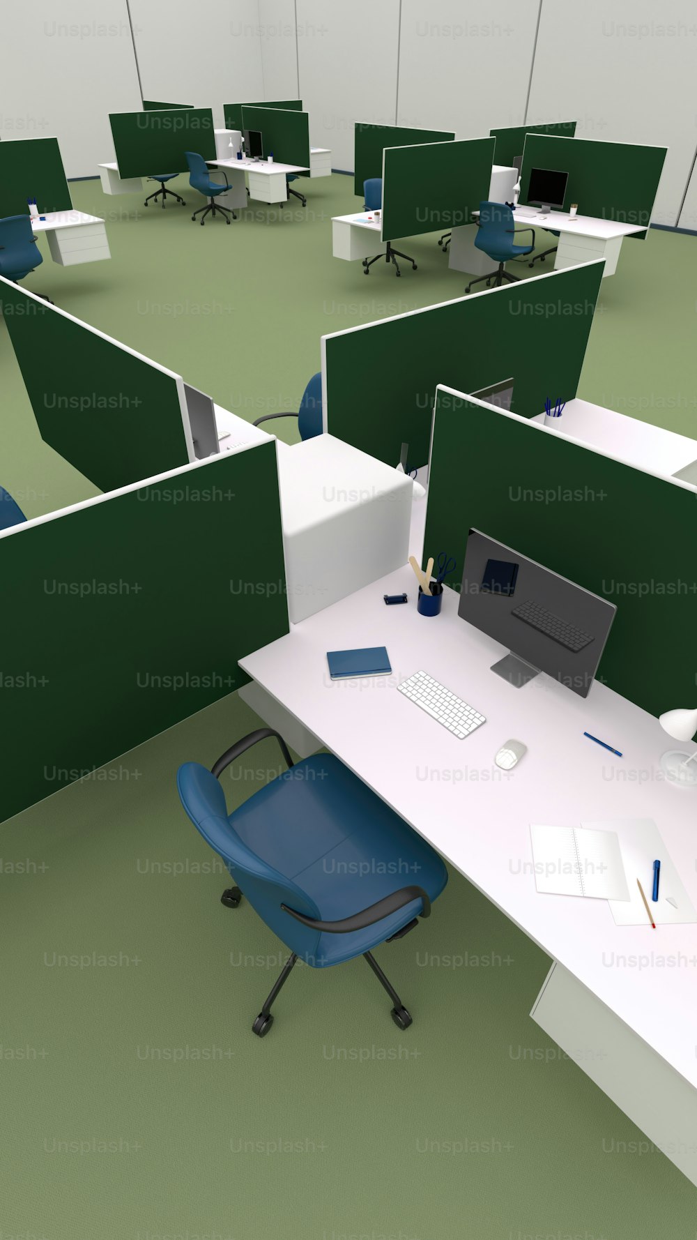 un cubículo de oficina con escritorios y sillas