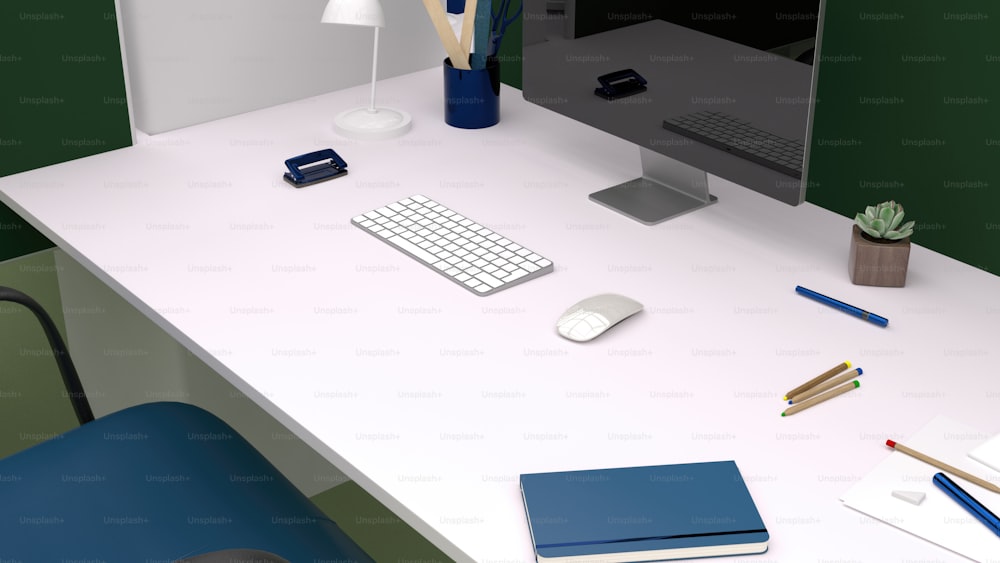 uma mesa de computador com teclado e mouse