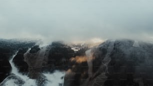 uma vista aérea de uma montanha coberta de neve