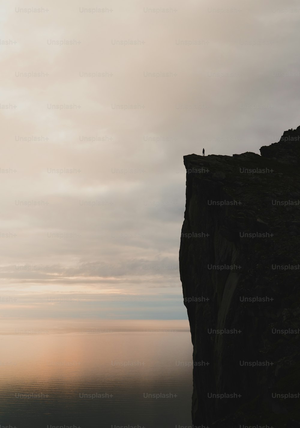 Una persona parada al borde de un acantilado
