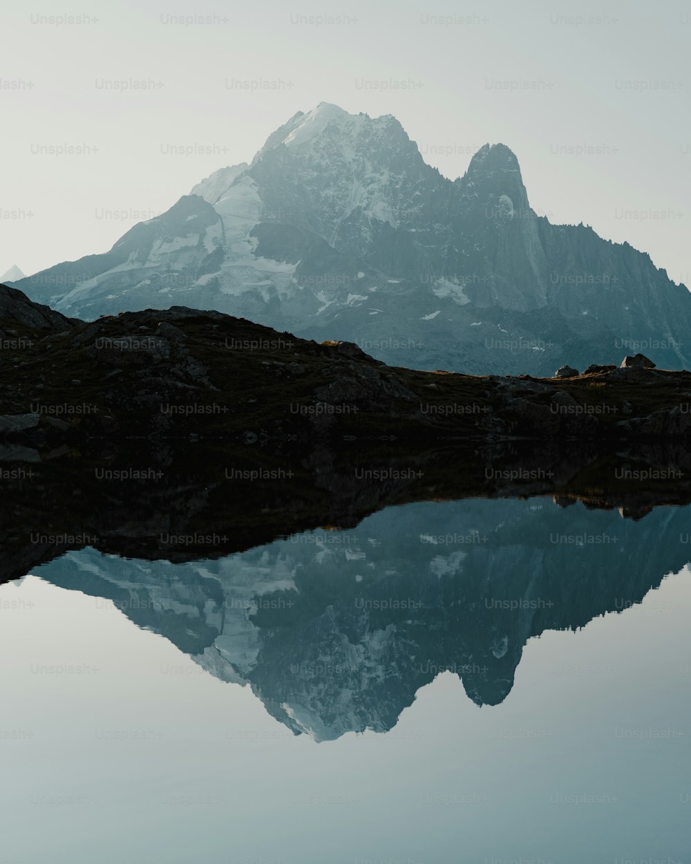 水に映る山