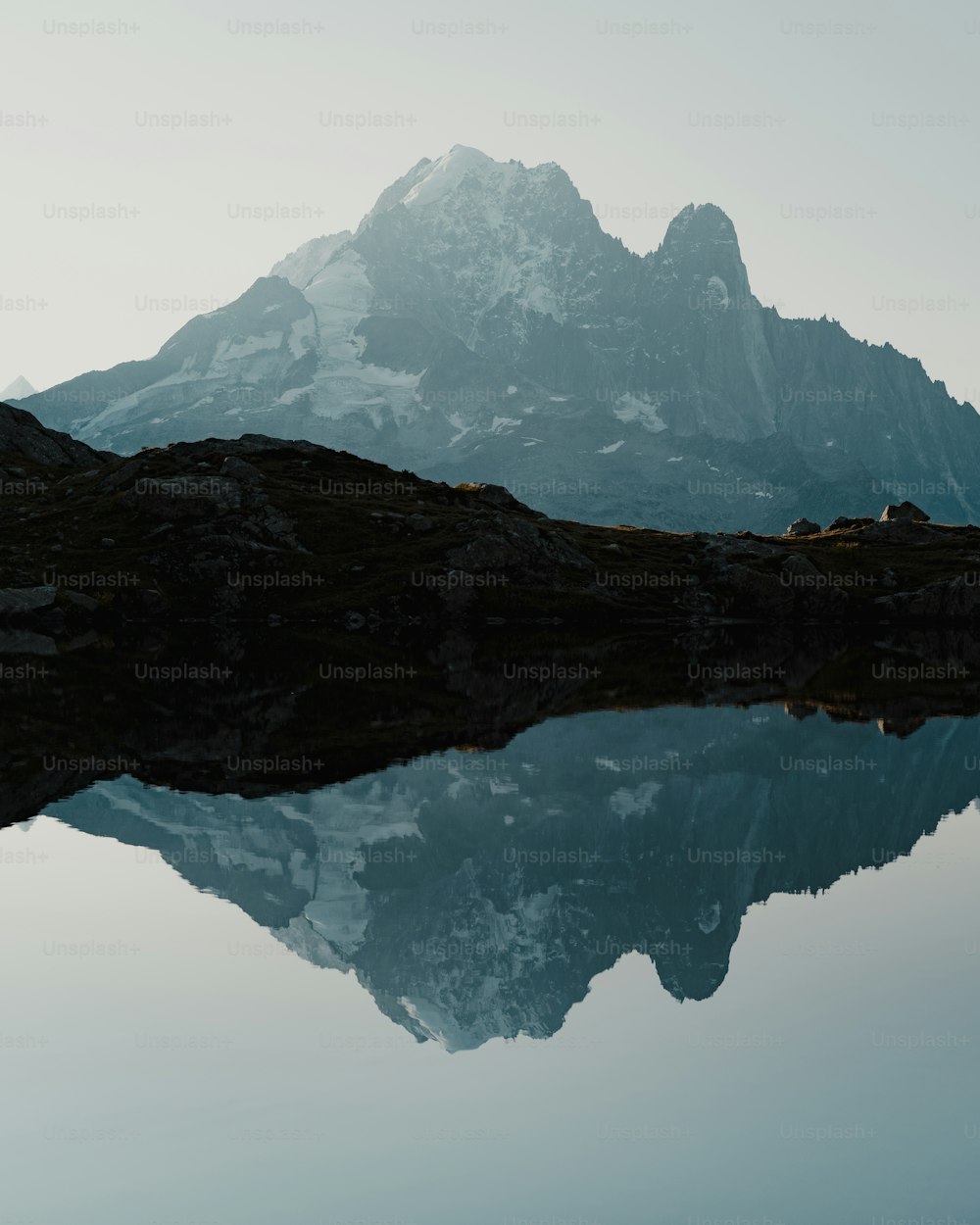 Una montagna con un riflesso nell'acqua