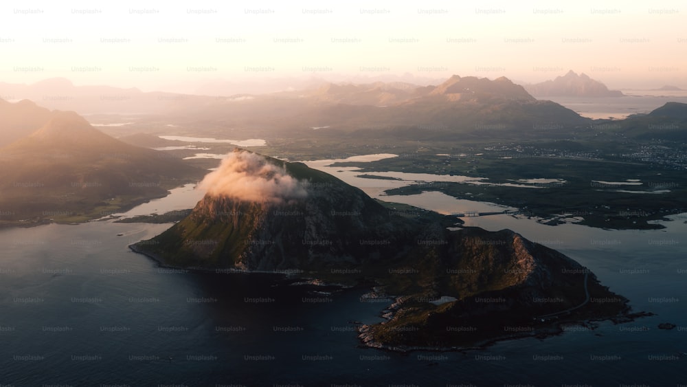 Une île au milieu d’un plan d’eau