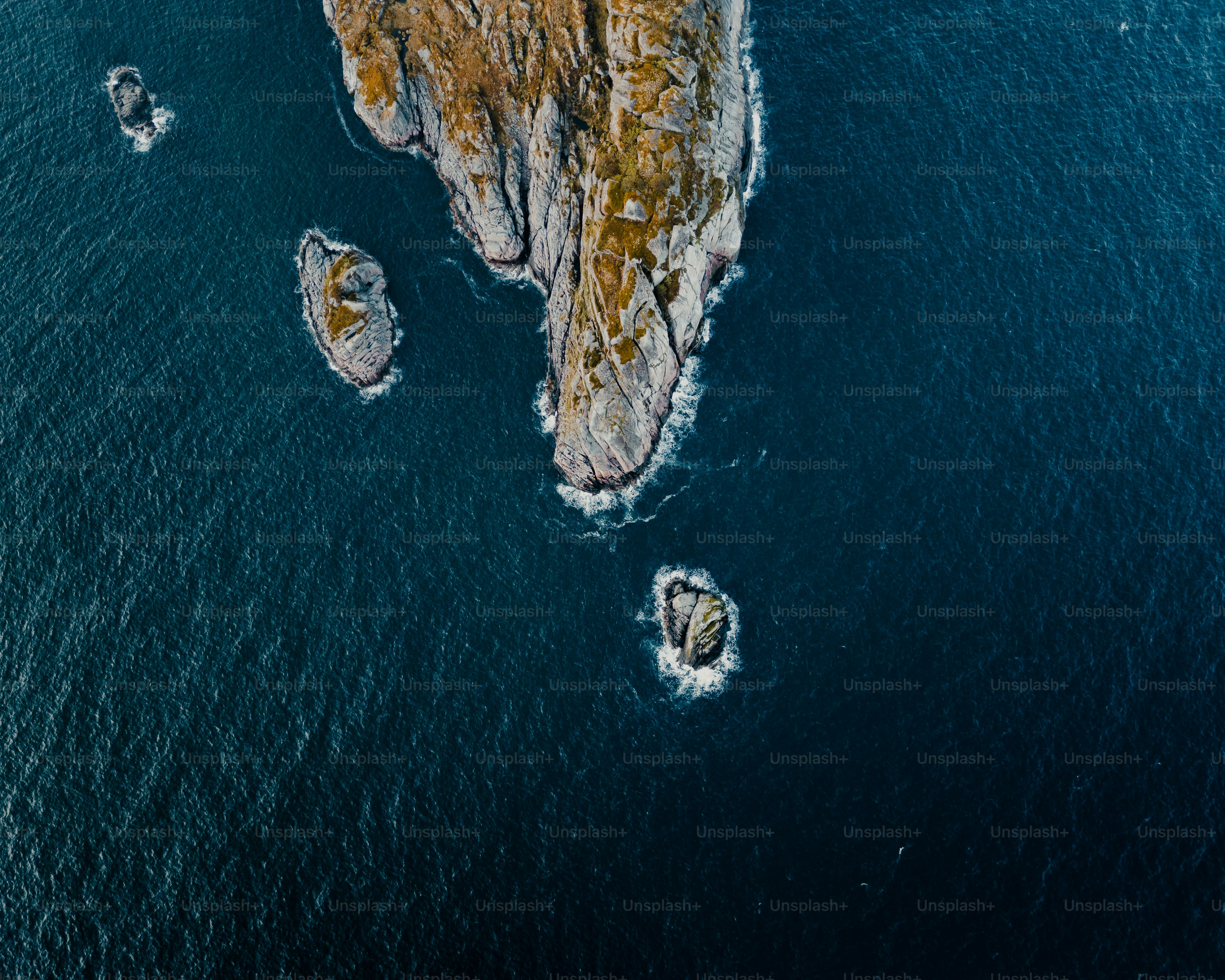 une vue aérienne d’une petite île au milieu de l’océan