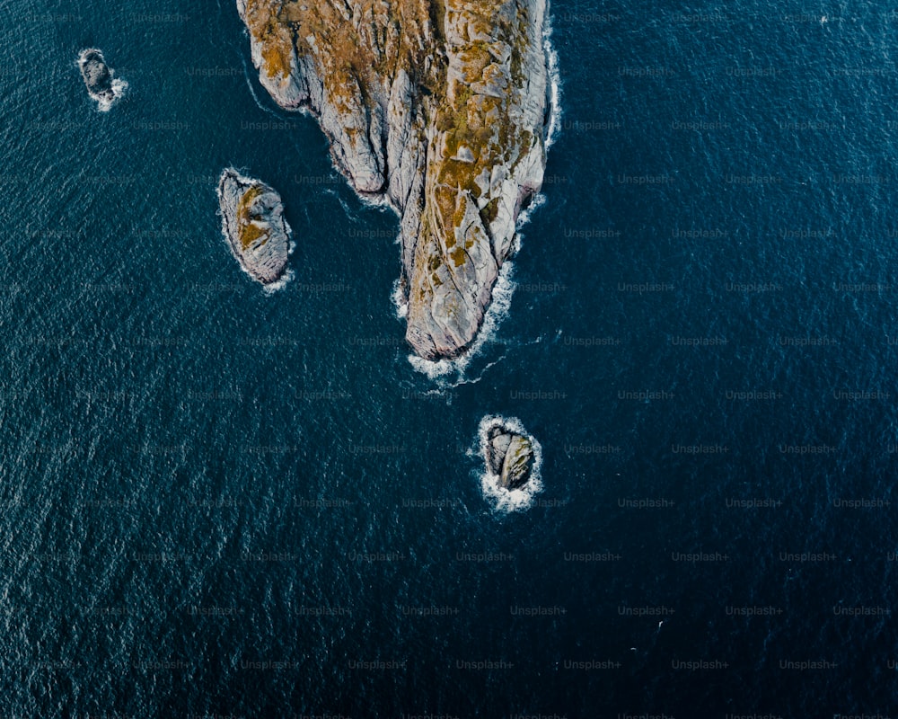 Eine Luftaufnahme einer kleinen Insel mitten im Ozean