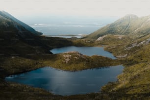 Ein großes Gewässer, umgeben von Bergen