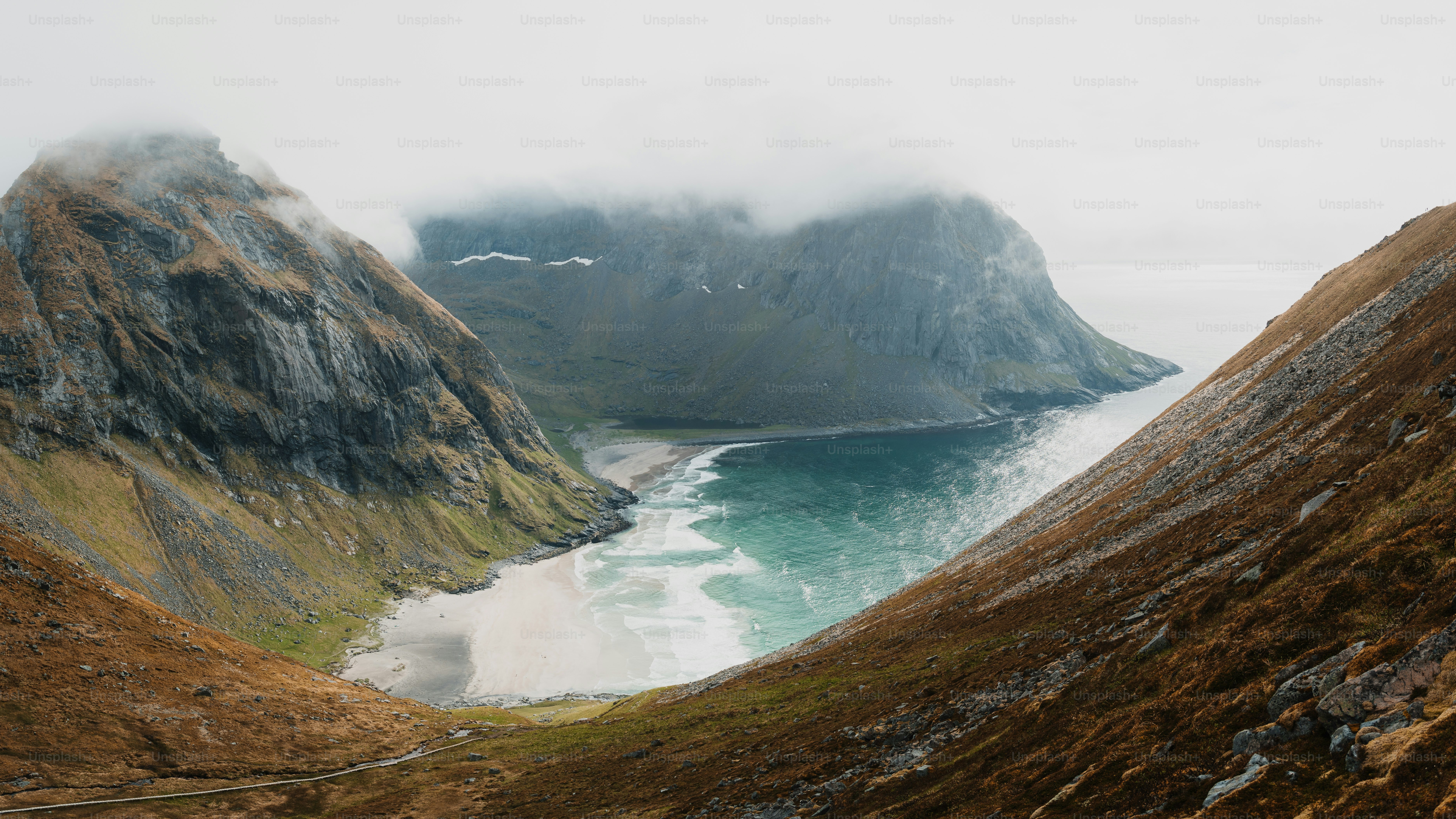 une vue d’un plan d’eau entre deux montagnes
