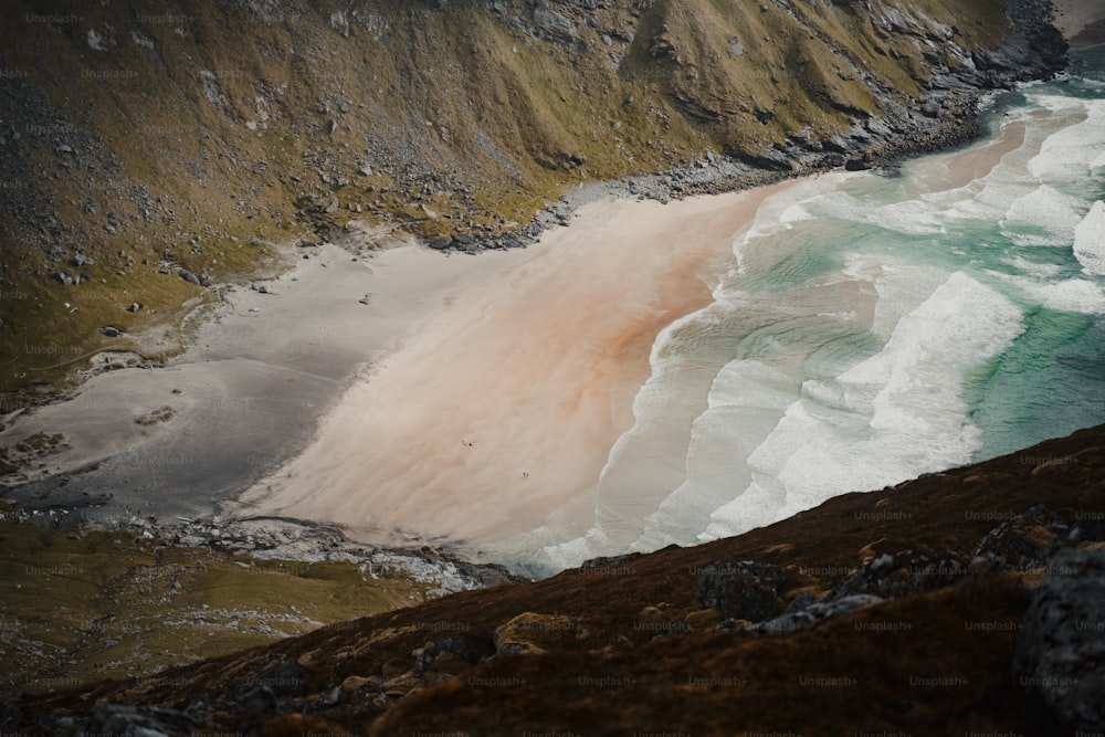 Una vista de un cuerpo de agua cerca de un acantilado