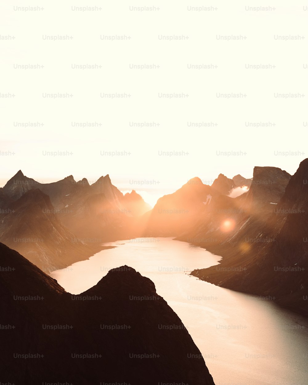 Le soleil se couche sur un lac de montagne