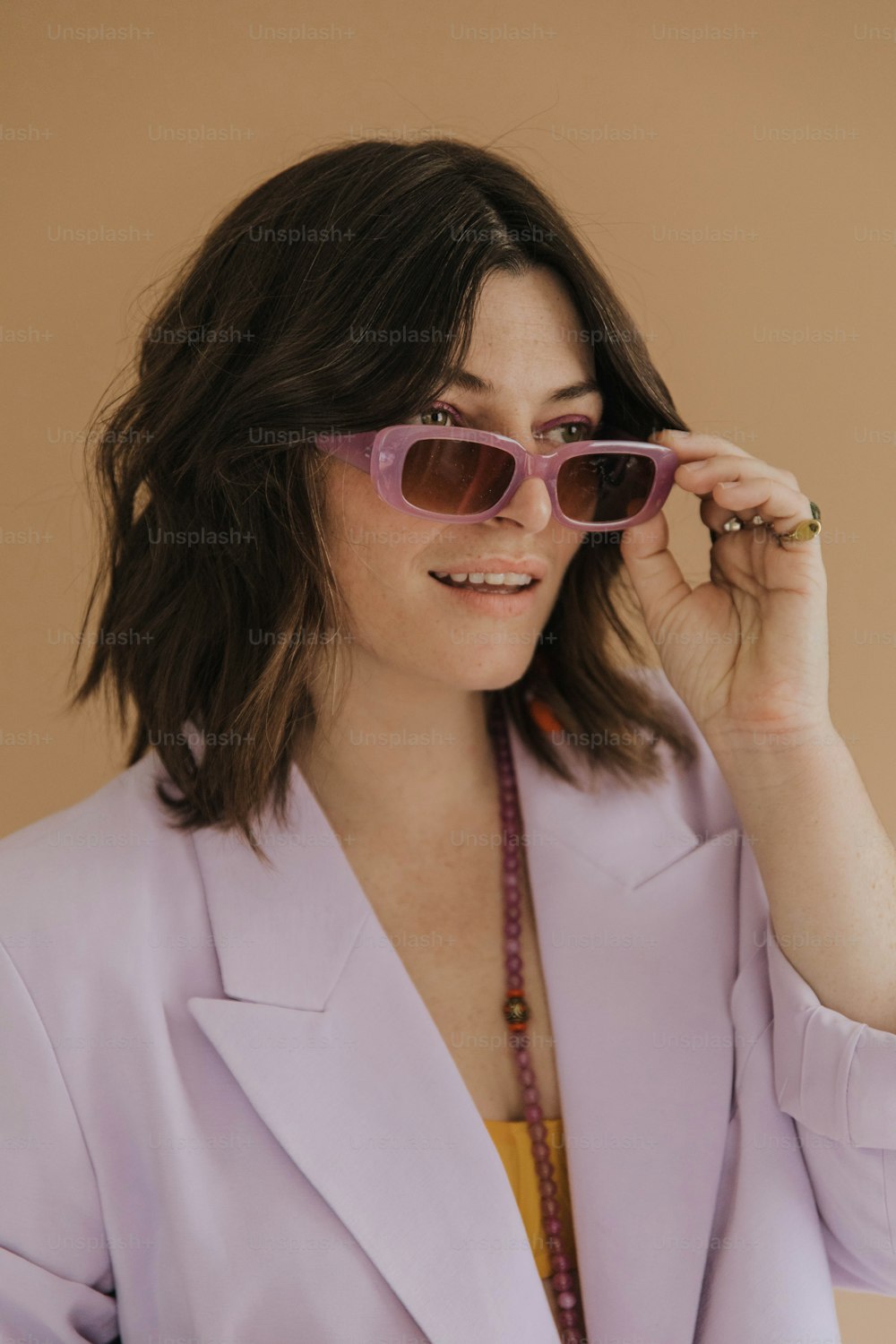 Una donna in un abito viola e occhiali da sole