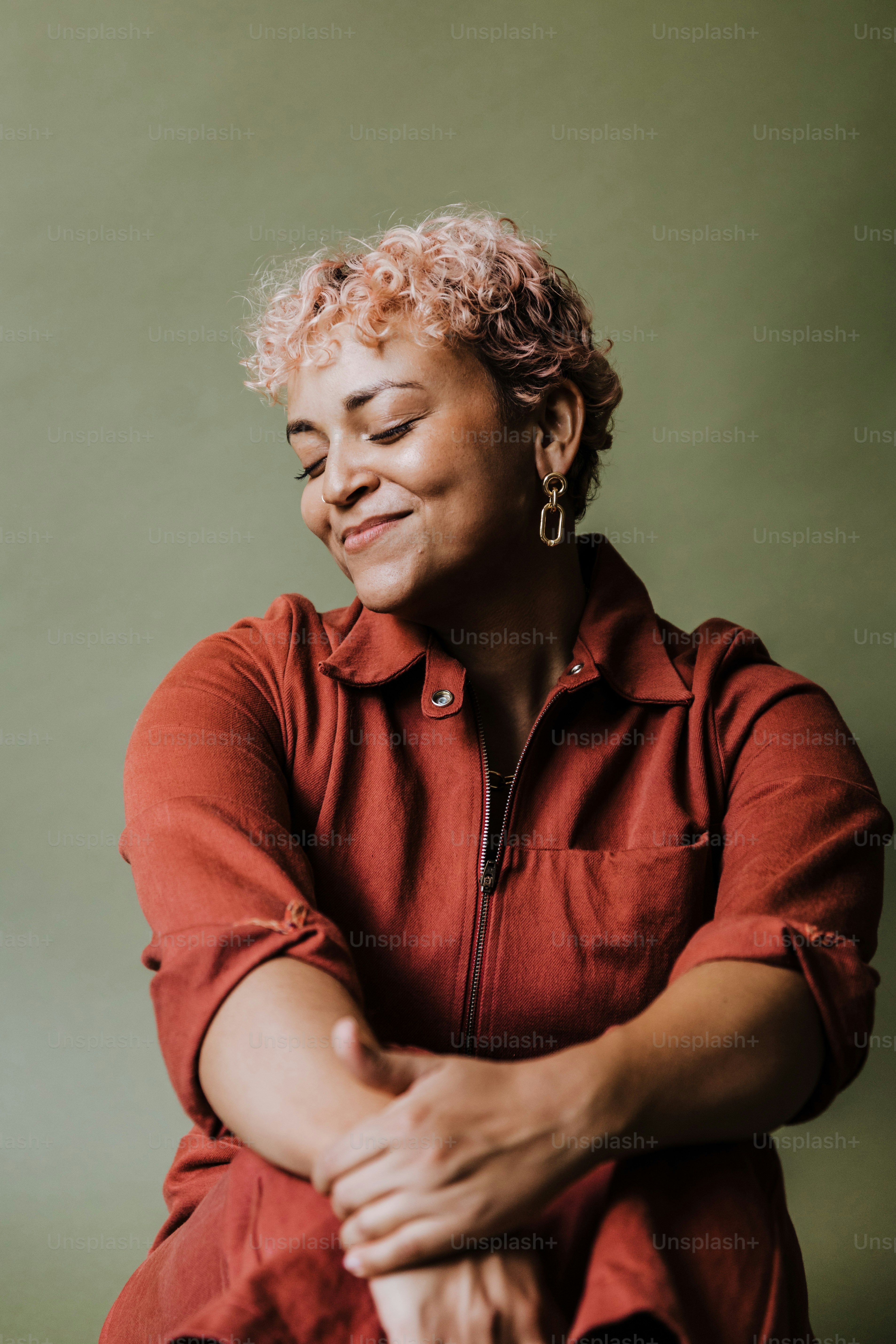 eine frau, die sich mit verschränkten armen hinsetzt