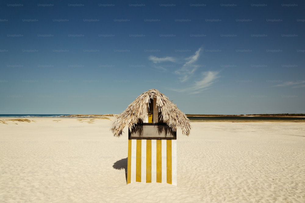 푸른 하늘을 배경으로 해변에 있는 티키 �오두막