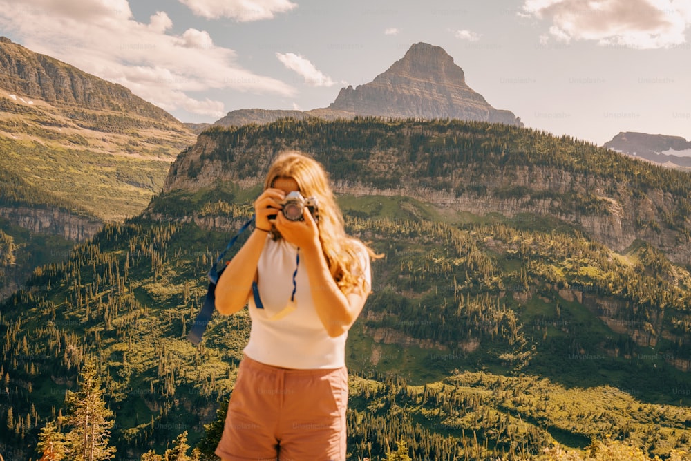 山の写真を撮る女性