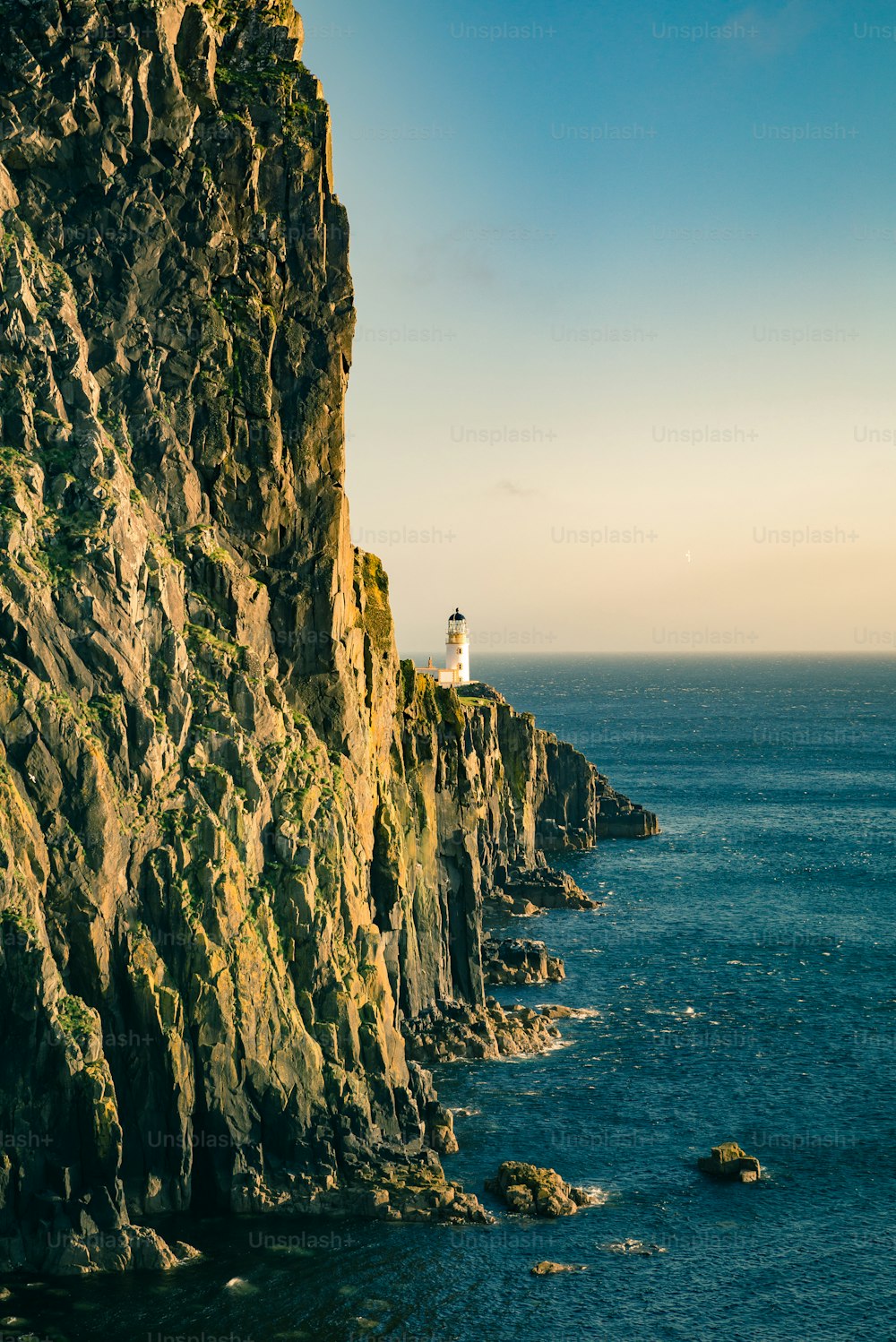 海を見下ろす崖の上の灯台