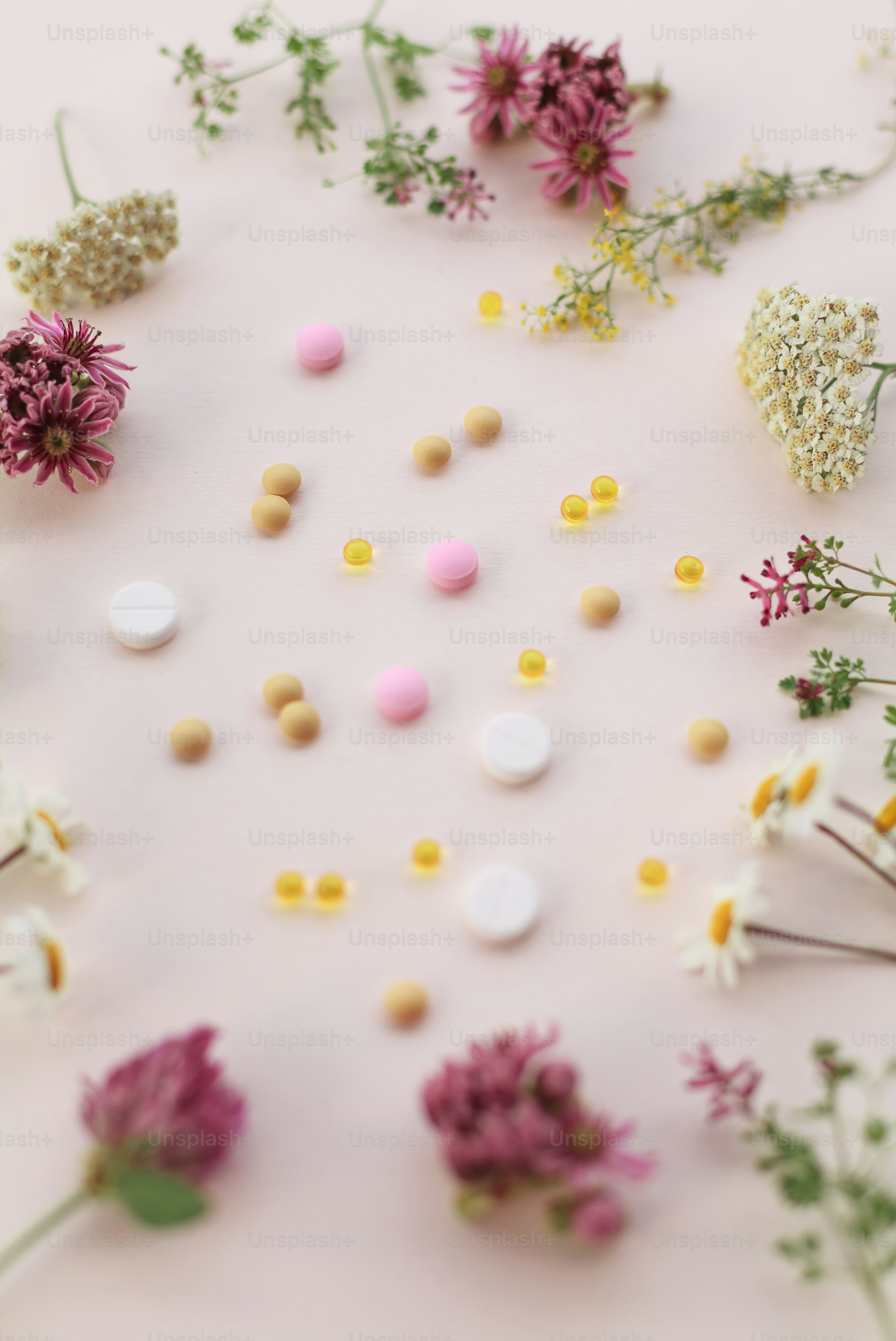 un bouquet de fleurs qui sont sur une table