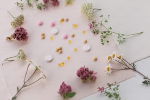 uma mesa coberta com muitos tipos diferentes de flores