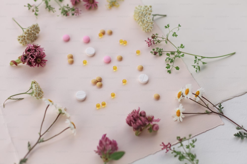 ein Tisch mit vielen verschiedenen Blumensorten