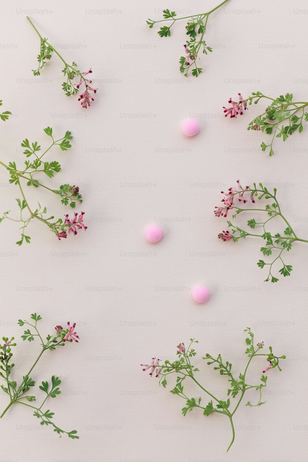 une table blanche surmontée de fleurs roses et vertes