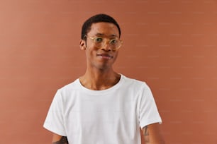 um homem usando óculos e uma camiseta branca