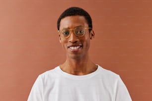 Un uomo che porta gli occhiali e una maglietta bianca