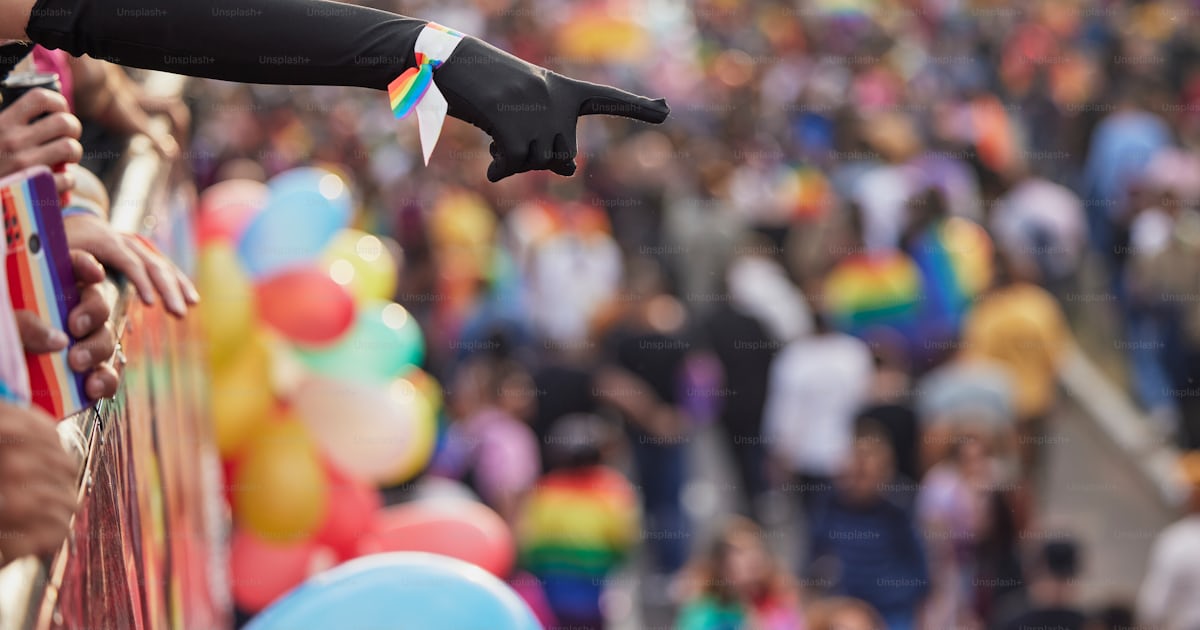 Foto zum Thema Eine Menschenmenge, die nebeneinander steht Bild zu