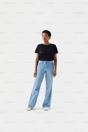 Eine Frau in schwarzem T-Shirt und hellblauen Jeans