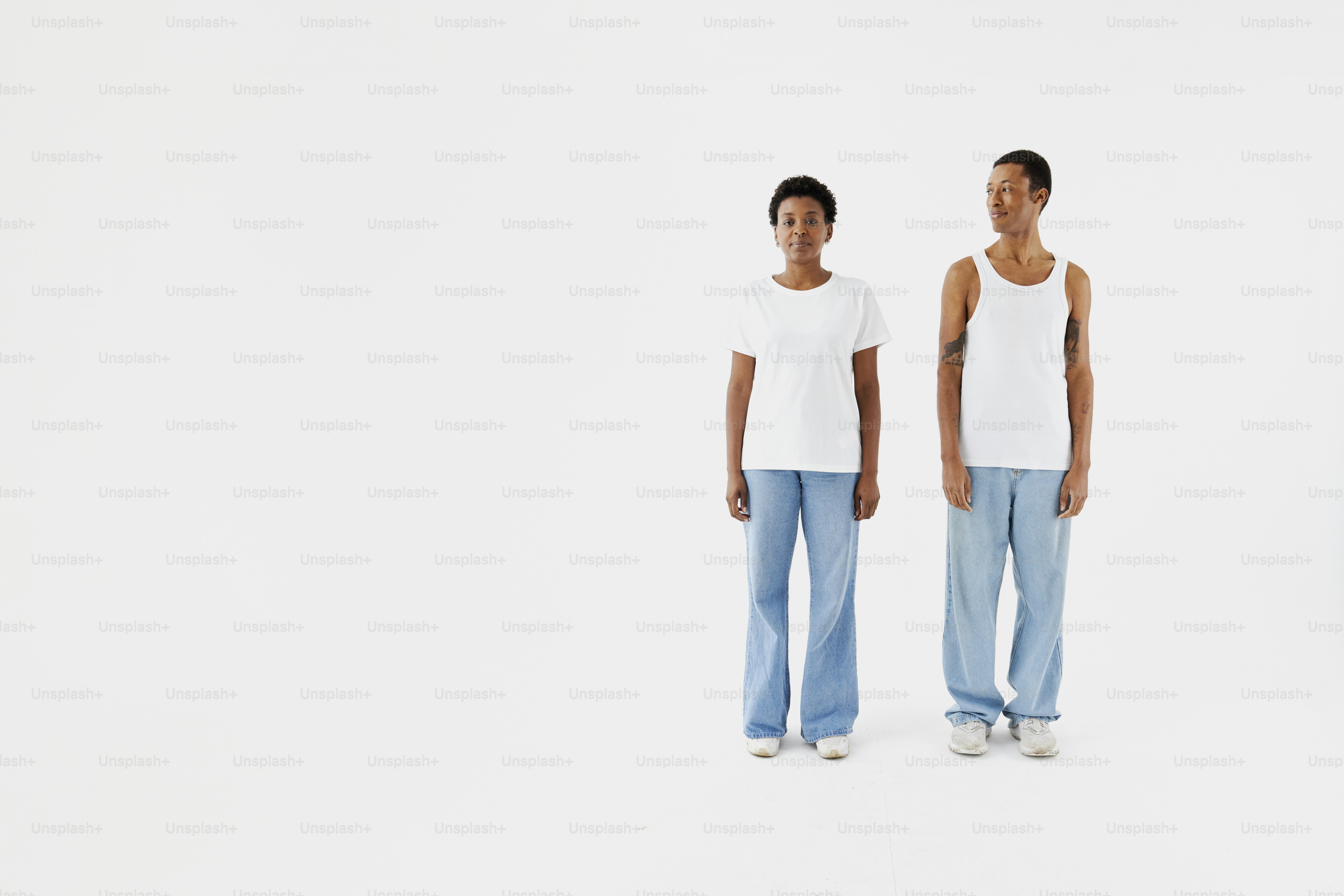 나란히 서 있는 두 사람