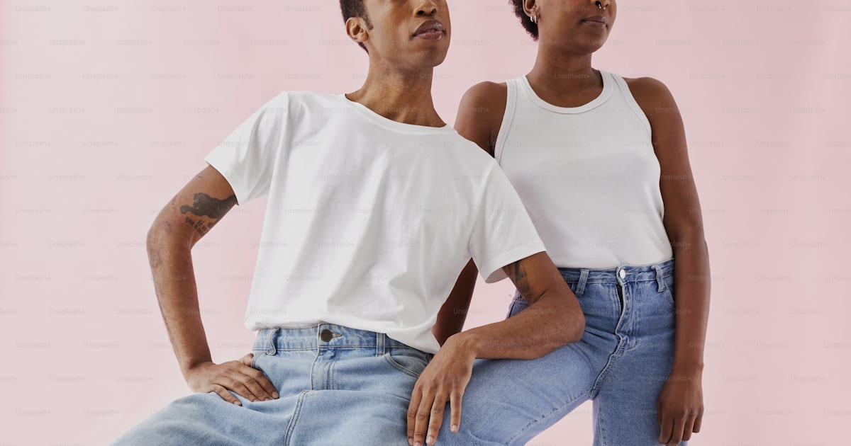 Foto Un hombre y una mujer sentados en una silla Chica rosa
