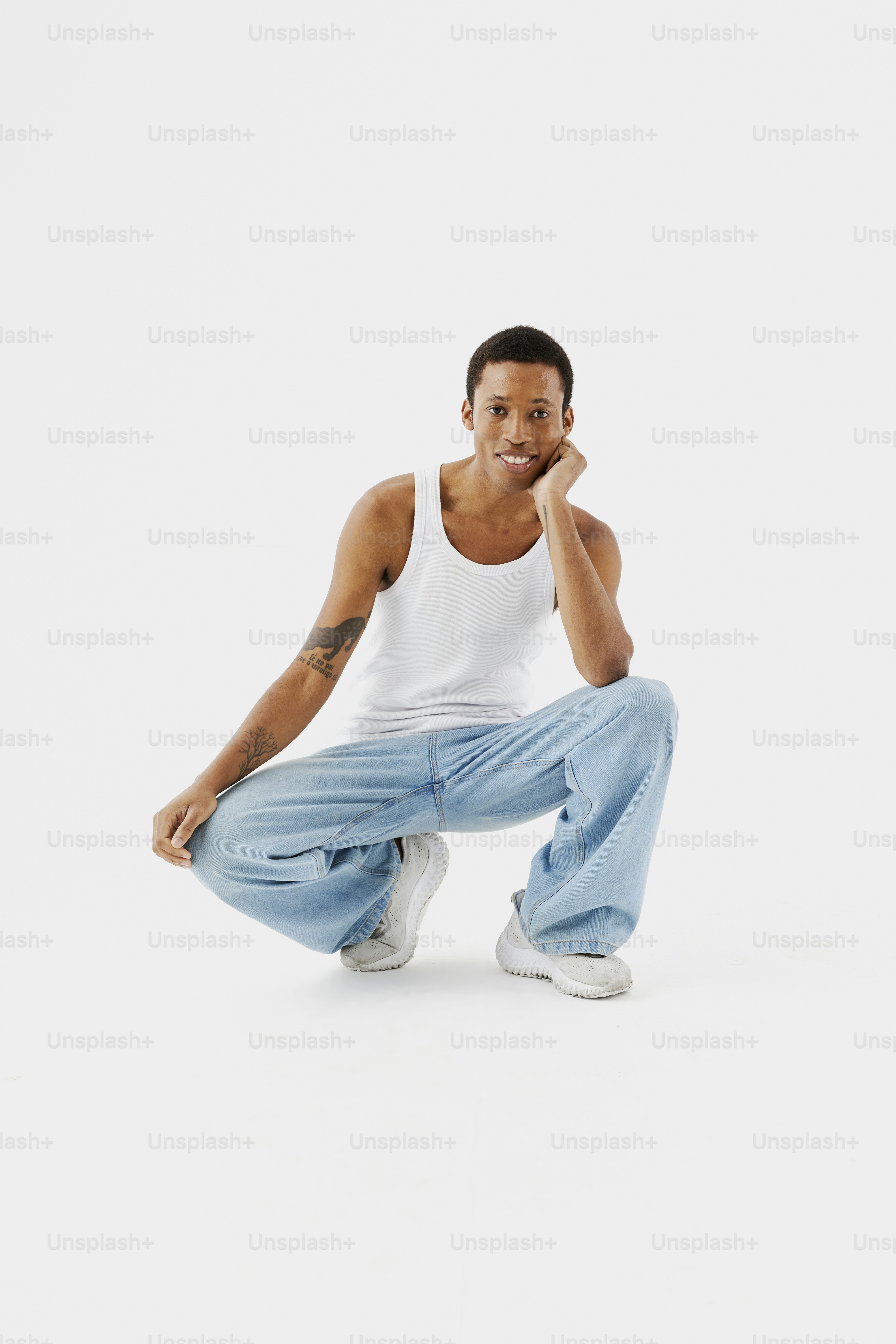 다리를 꼬고 땅에 앉아 있는 남자