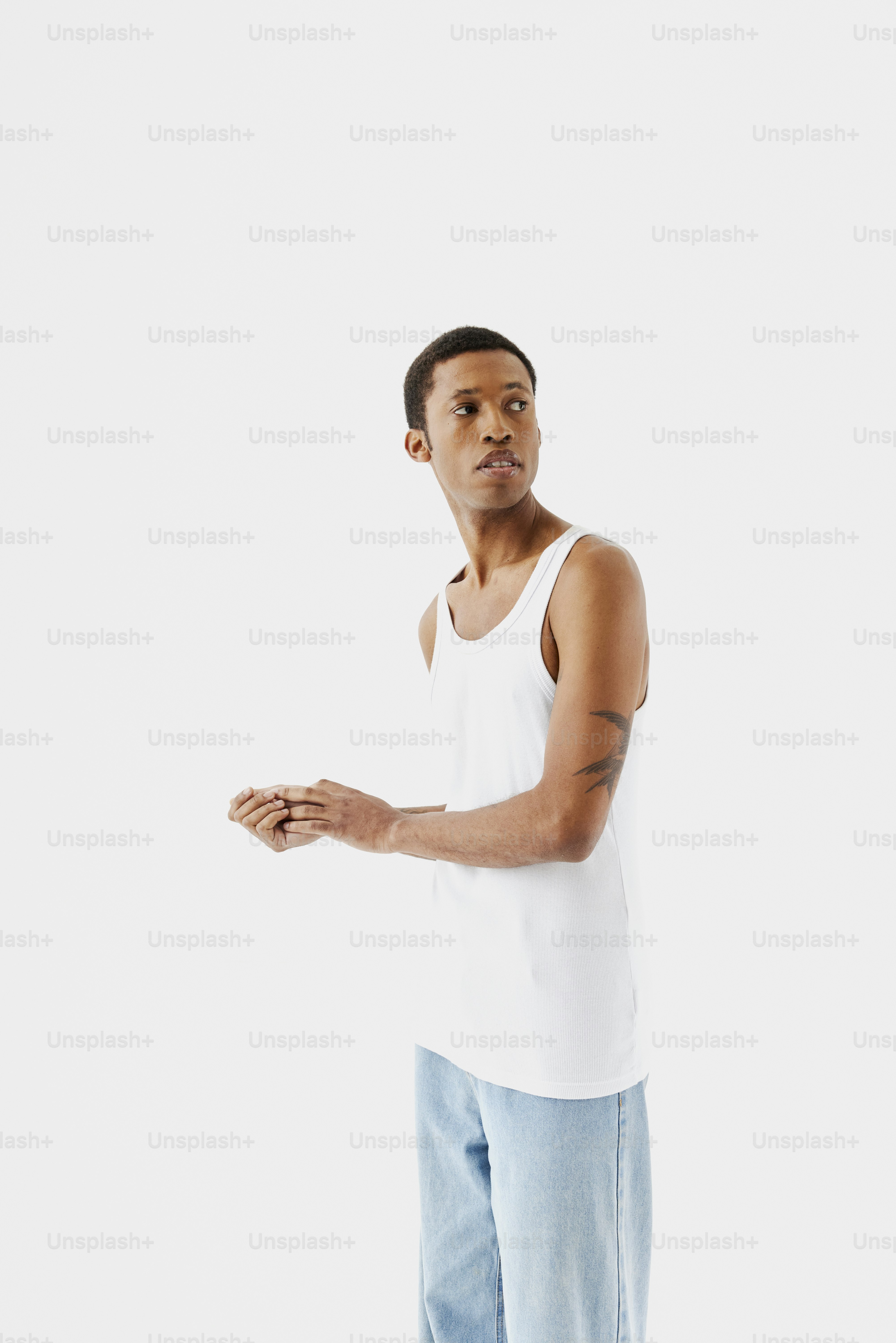 흰색 탱크탑과 청바지를 입은 남자