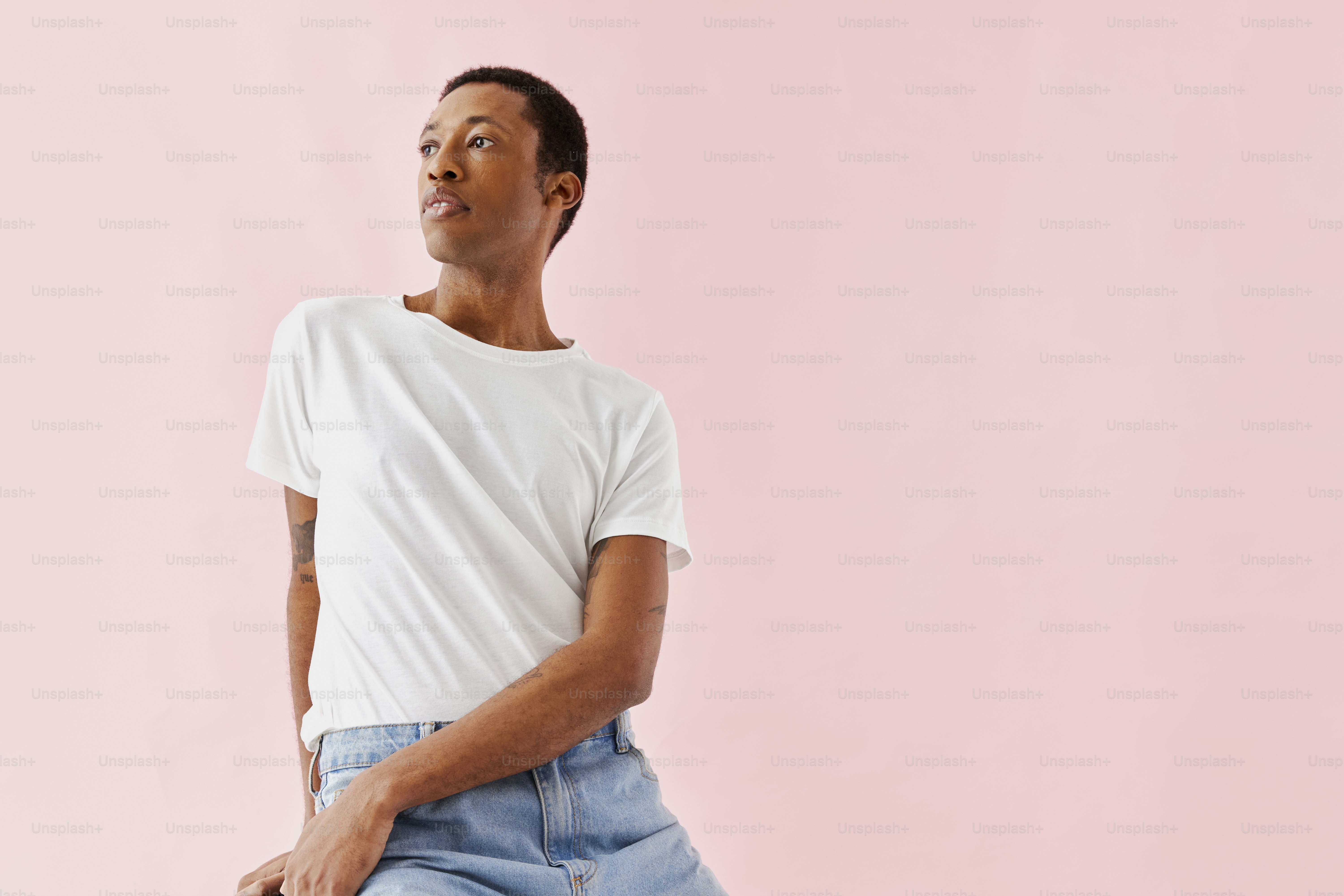 하얀 티셔츠를 입은 남자가 의자에 앉아 있다