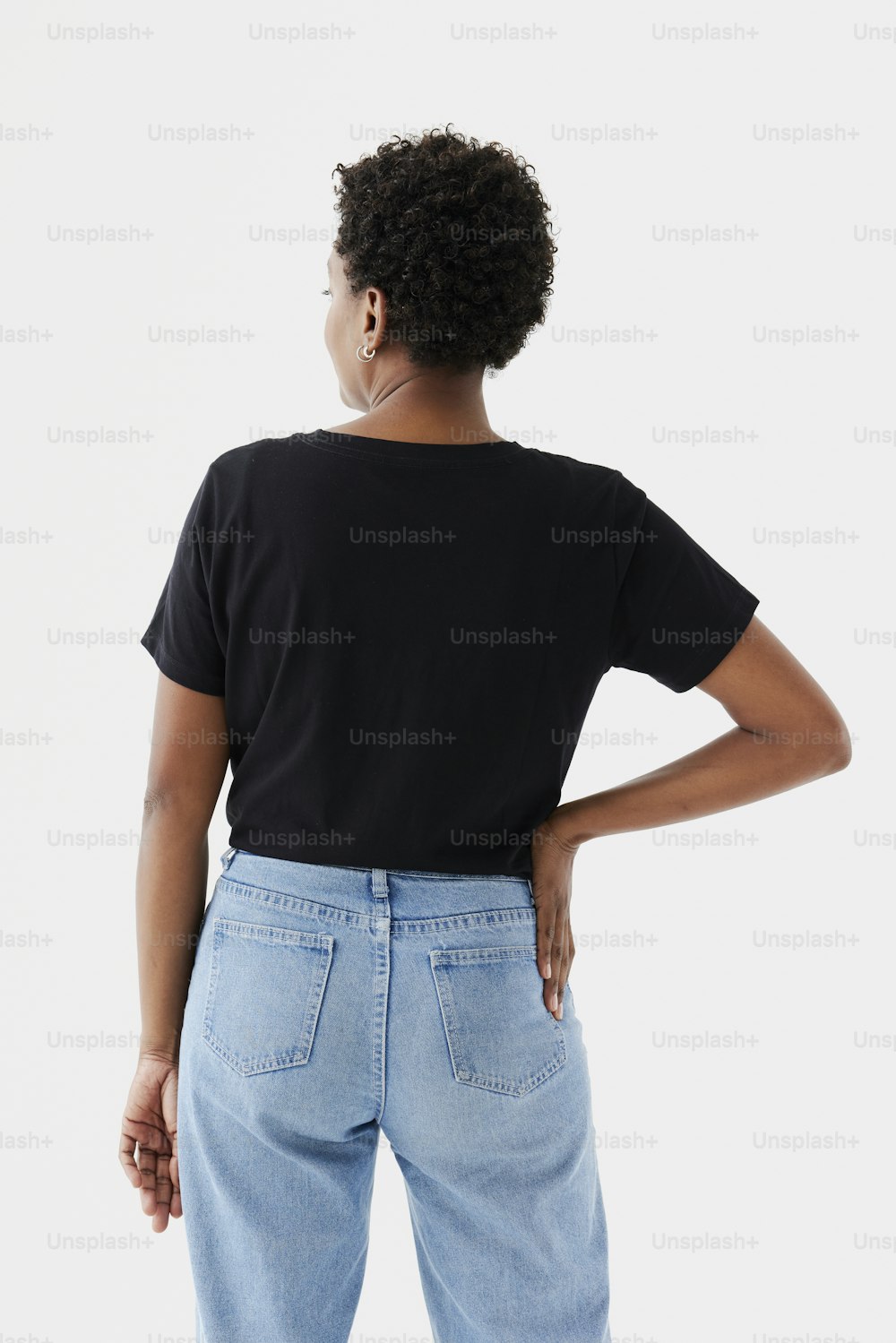 uma mulher vestindo uma camisa preta e jeans