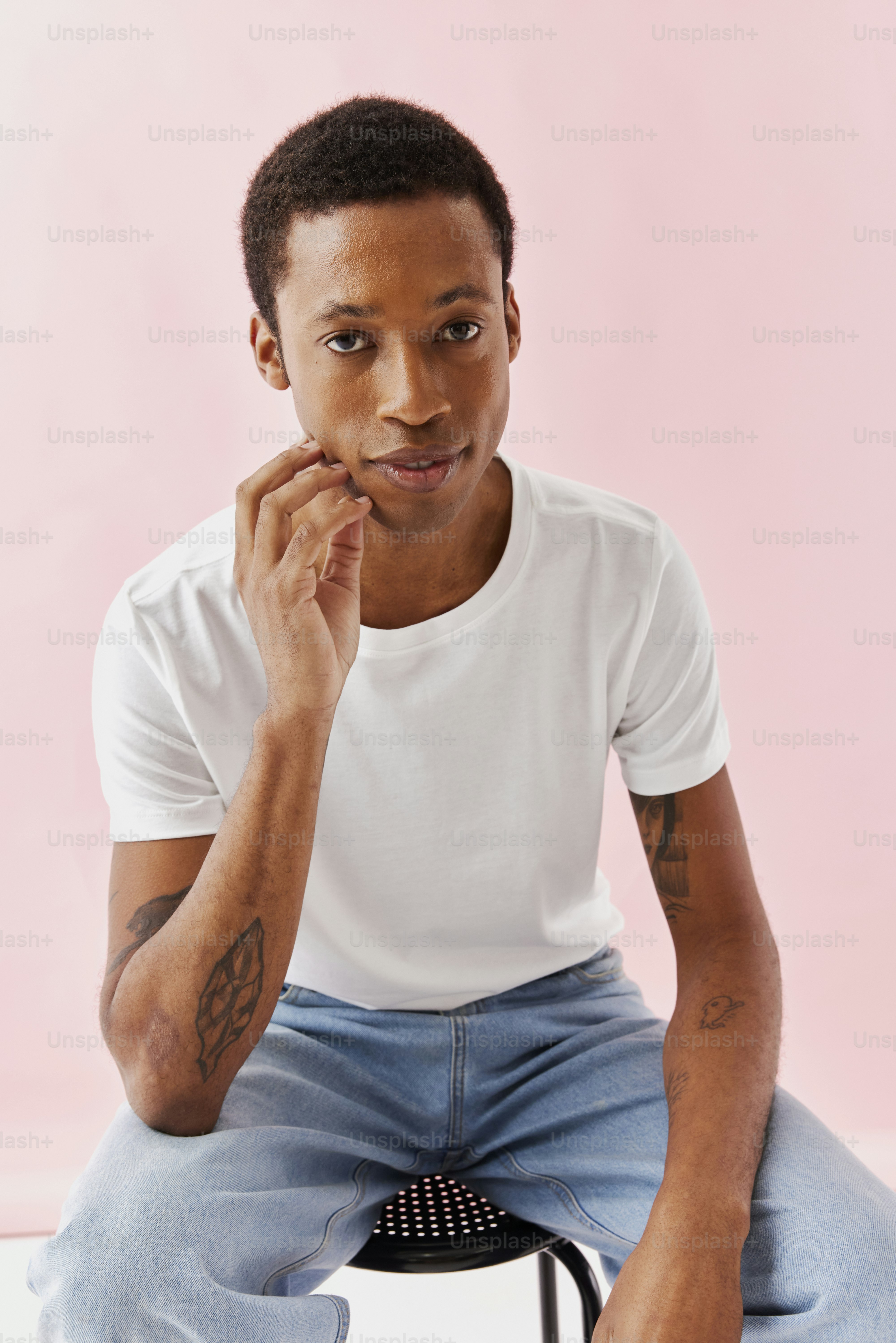 턱에 손을 얹고 의자에 앉아 있는 남자