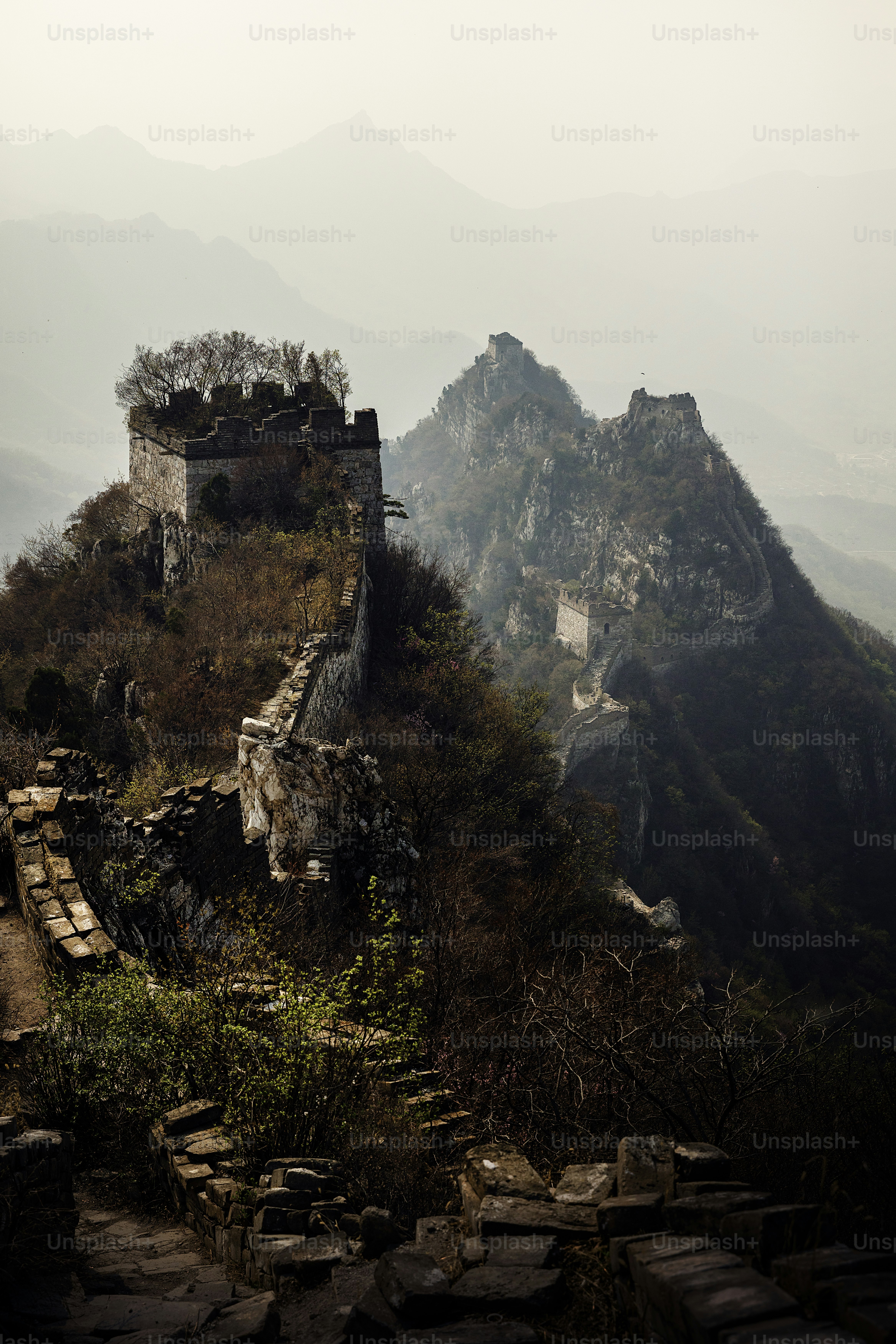Una montaña muy alta con un castillo en la cima
