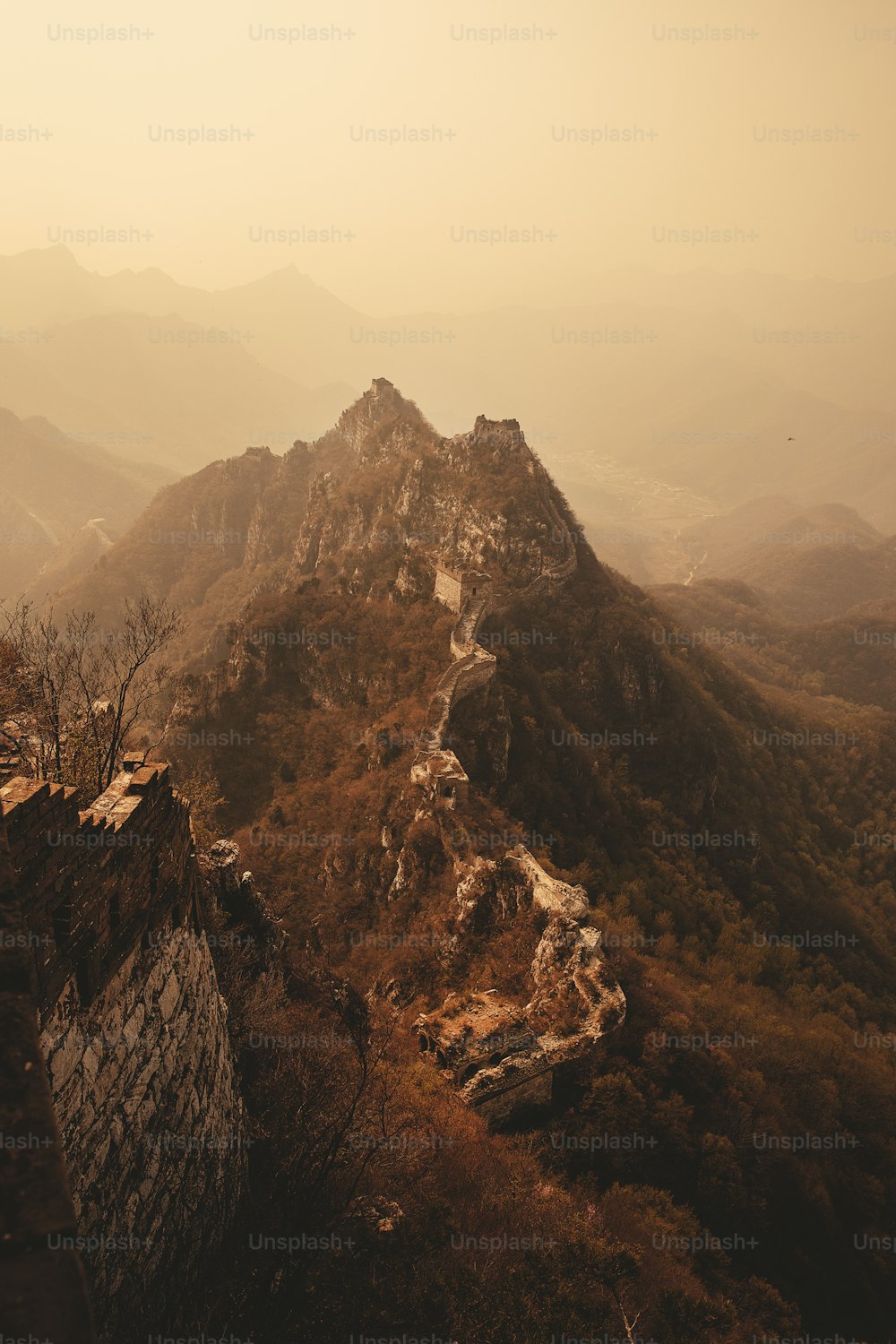 Una vista de la Gran Muralla China desde la cima de una montaña