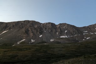eine Bergkette mit Schnee auf dem Gipfel
