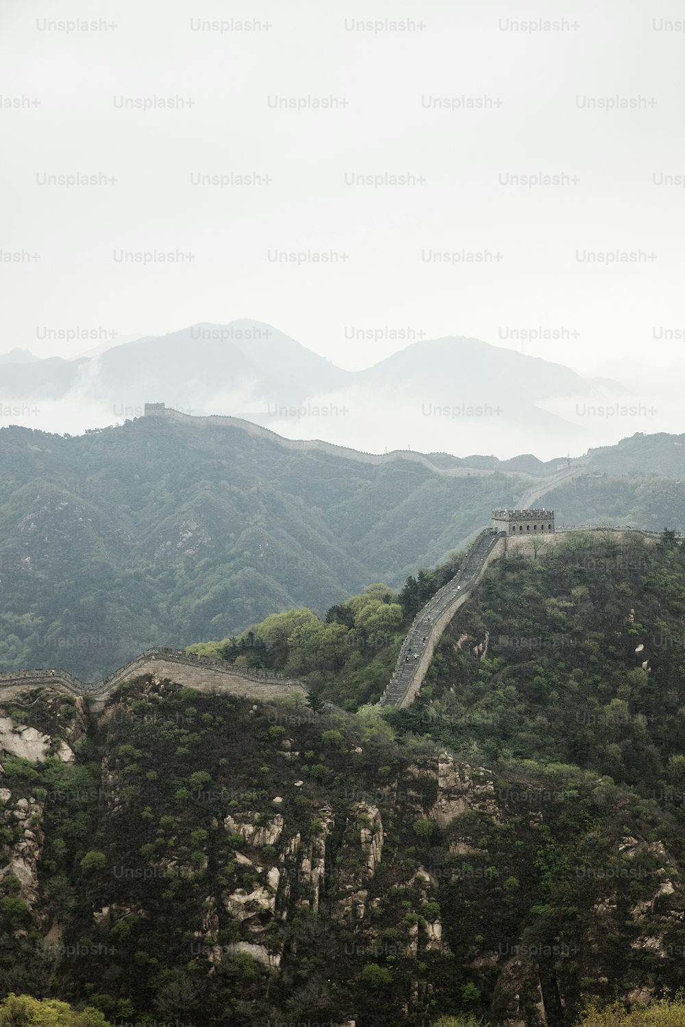 La Grande Muraglia cinese in una giornata nuvolosa