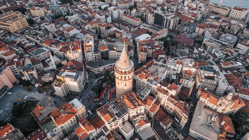 Una veduta aerea di una città con una torre dell'orologio