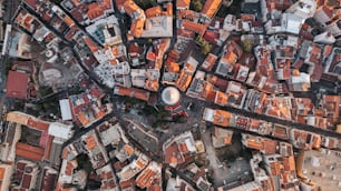 Eine Luftaufnahme einer Stadt mit vielen Gebäuden