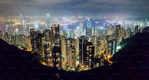 Una vista de una ciudad por la noche desde la cima de una montaña
