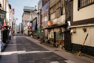 uma rua estreita da cidade ladeada de edifícios e lojas