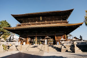 un grand bâtiment en bois avec des escaliers qui y mènent