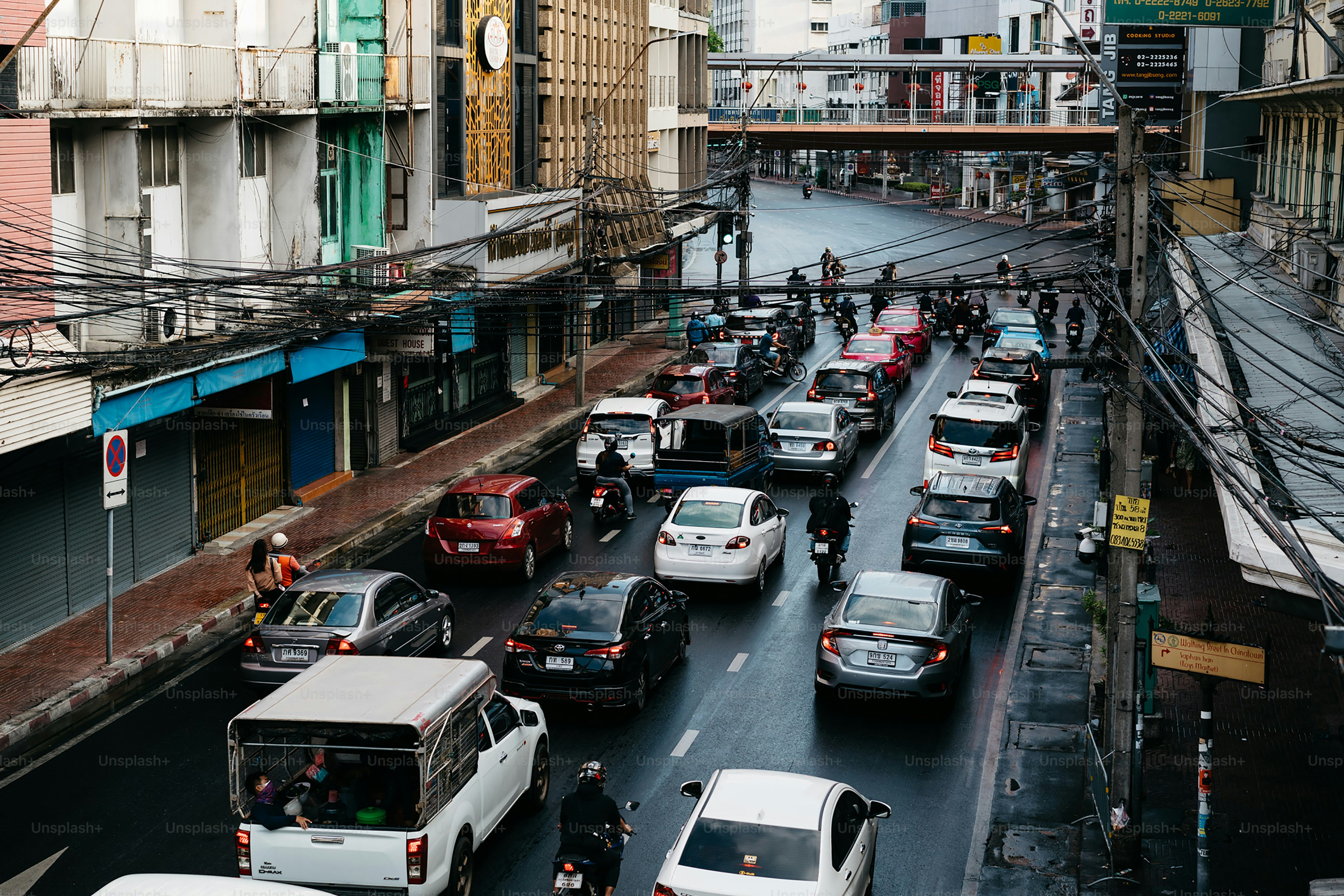 Una calle llena de mucho tráfico junto a edificios altos foto – Imagen de  Coche en Unsplash, image size:3000x2001