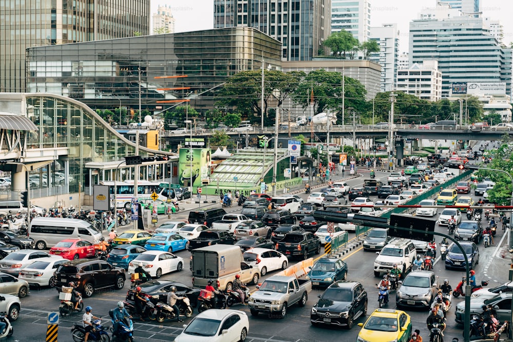 a busy city street filled with lots of traffic