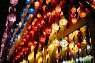 Un tas de lanternes colorées suspendues à un plafond