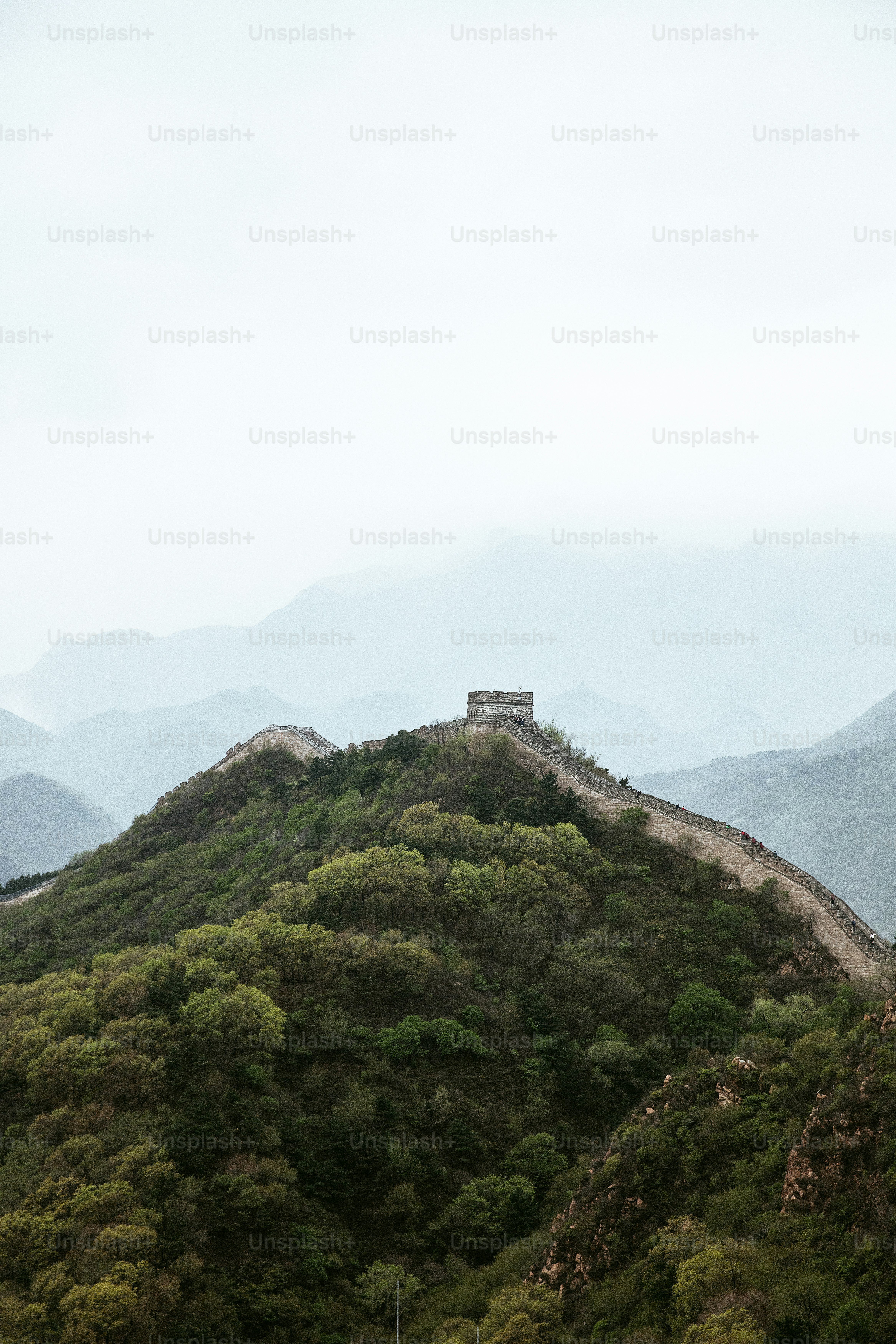 the great wall of china on a cloudy day